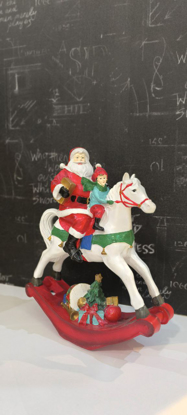 تصویر از مجسمه اسب راک پسر و بابانوئل