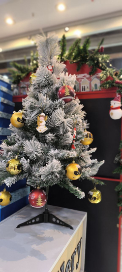 تصویر از درخت کریسمس برفی