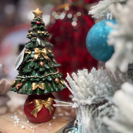 تصویر از کاج کریسمسی رزین