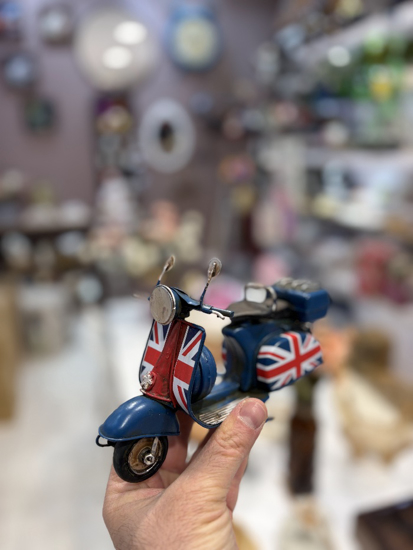 تصویر از موتور وسپا فلزی دستساز